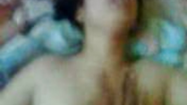 年轻,兴奋的美女抚摸自己与她的手指