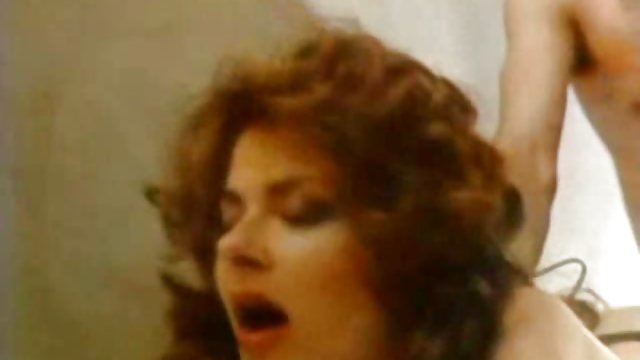 年轻的布鲁内特跳上阴茎和暨