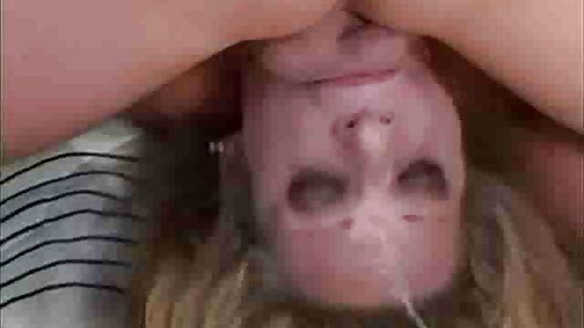 职业的亚洲的幼女剥夺了一个年轻人的童贞