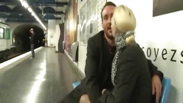 美丽的变性人与大球抚摸她的saue