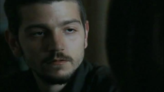 年轻的金发女郎插入她的朋友在一个吊舱