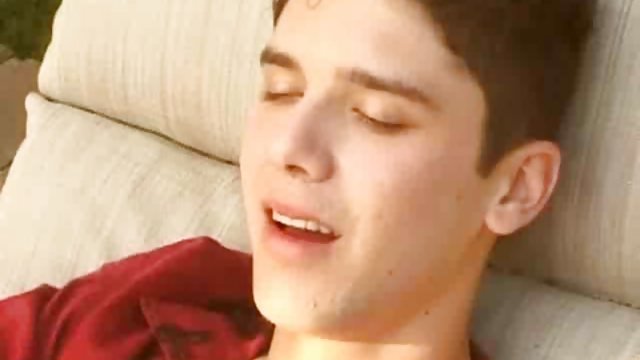 斯捷潘买了一台相机,决定拍摄一个丰满,性感的继母的照片