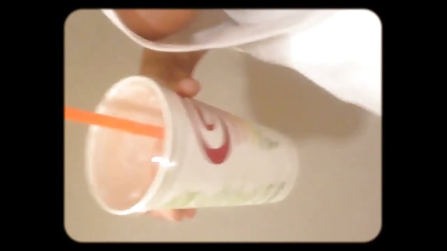 美丽的金发女郎拉对他们的成员两个蓝色花花公子