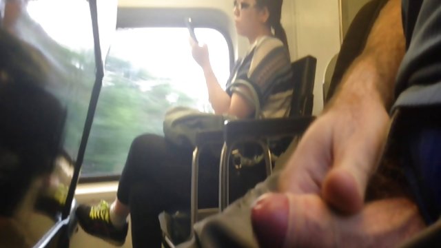 金发女郎把她的观点下热男性的舌头下