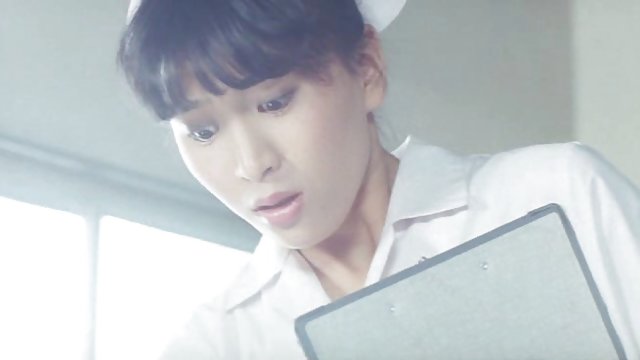 年轻的美女与大小西和满足一个恶魔,试图从它试图逃脱,赶上她与其成员恶魔硬乱搞这个年轻的婊子