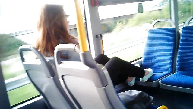 年轻的黑发与被扫描的吱吱声