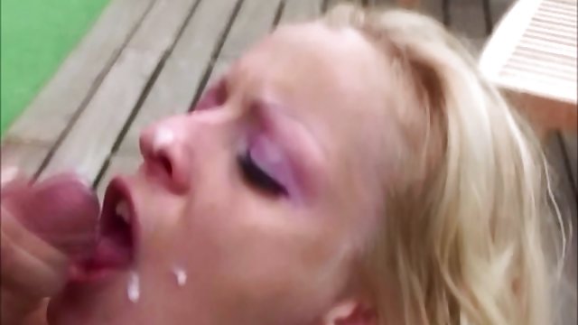 金发女郎搞砸他的丰满的女朋友与黑色假阳具