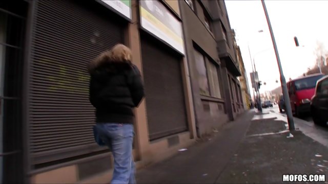 成熟的堕落男人乱搞女朋友在后座,而睡在他的妻子旁边