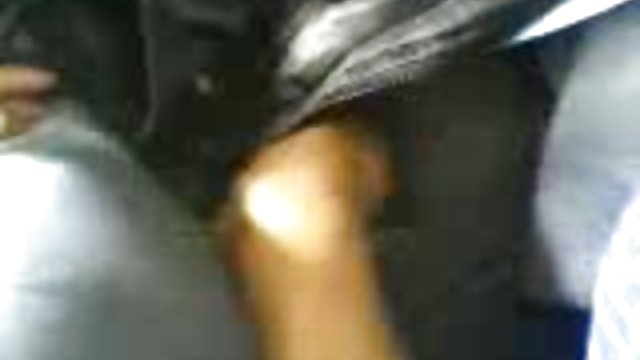 关心的人坐下来与一个性感的黑发的舌头上的毛茸茸的点