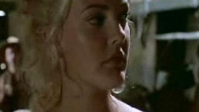 漂亮的女士热情地舔了舔的皮