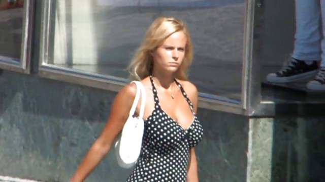 一个鼻嘴婊子坐在一个成员肛门,而另一个抓住鸡蛋在她的嘴里