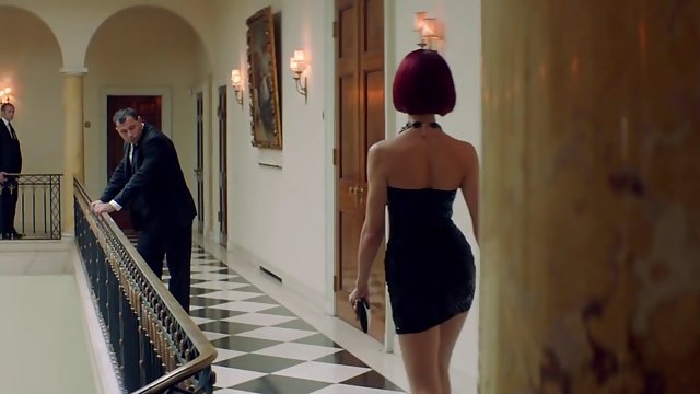 年轻的金发女郎强烈揉她的写作