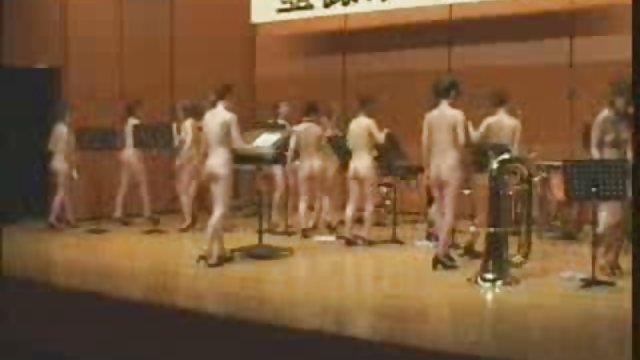 与纹身的利伯丁舔朋友的