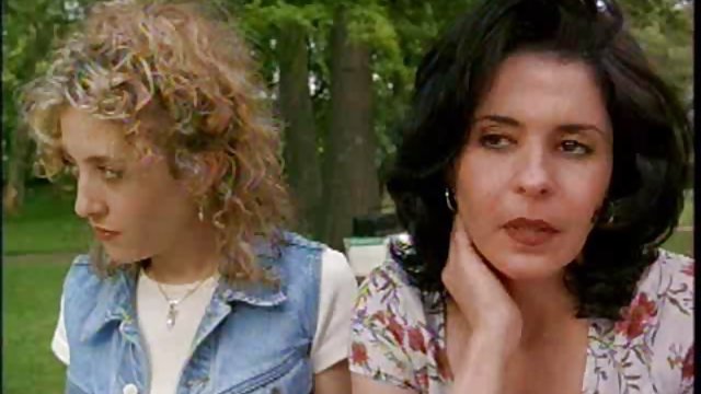 黑色公鸡泵撞布鲁内特的毛像