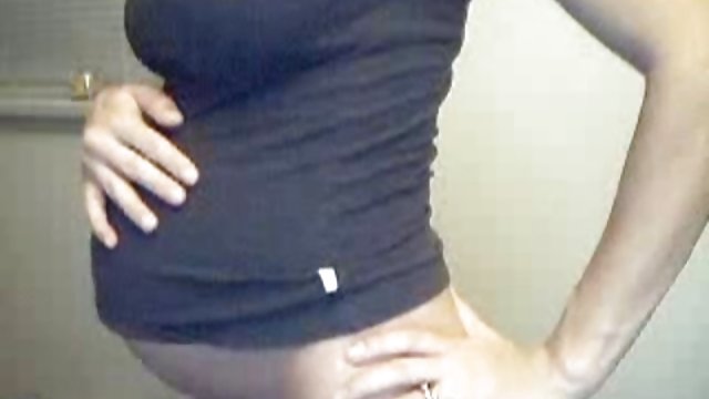 那个棕色头发的女人有一个巨大的鸡巴。