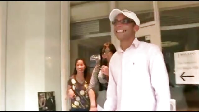 富有的花花公子邀请年轻,丰满的混蛋,并上演了一个艰难的狂欢