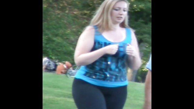 郁郁葱葱的金发女郎引诱的家伙与他的形式