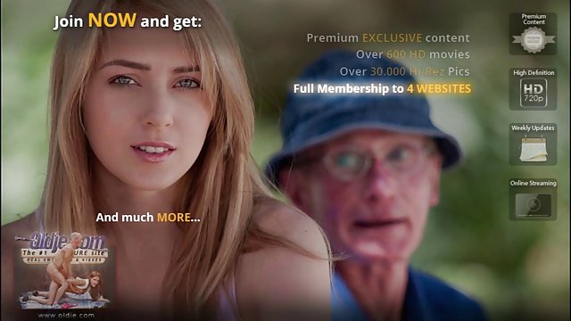 我抚摸着我的鸡巴,我拥抱它一点点。