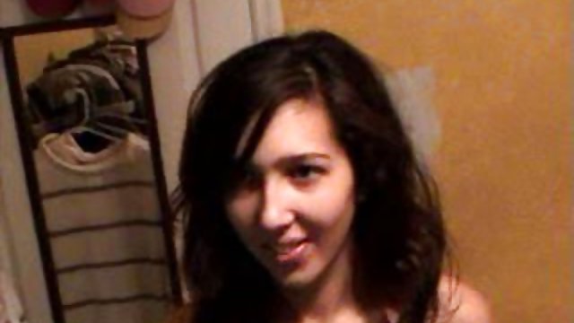 那家伙坐在他的大鸡巴的婊子,并保持它的重量,然后转移到办公桌和fuck硬