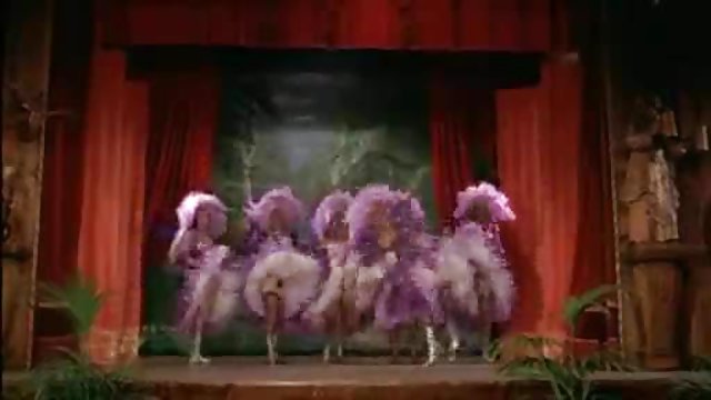 胖小妞在红色身体西装乱搞自己假阳具