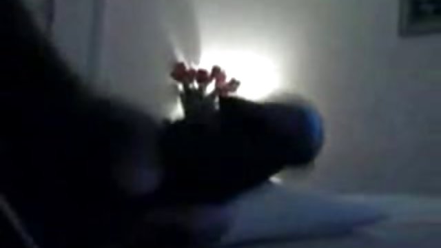 男人看着性感的女同性恋玩在台球桌上写字