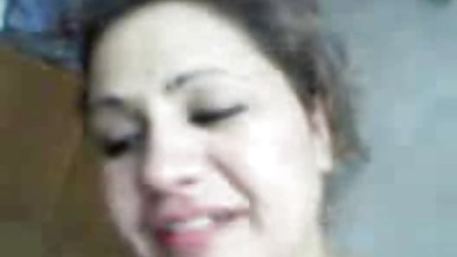 年轻,丰满的美女撕裂她的嘴和喉咙与大公鸡