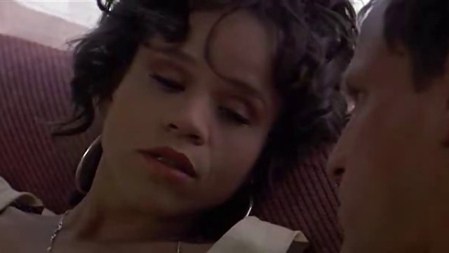 咆哮的魔鬼抚摸着厨房里